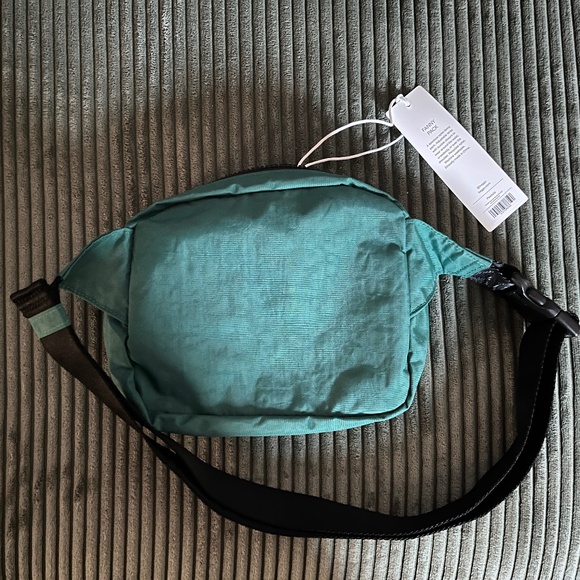NWT Baggu Peanuts Fanny Pack - Picture 2 of 4